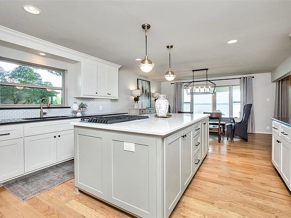 5th image of 304 Point Royal Dr