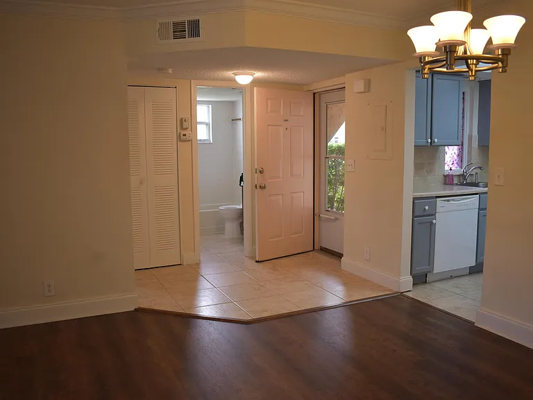 1536 SE Royal Green Cir #104 — Photo 3