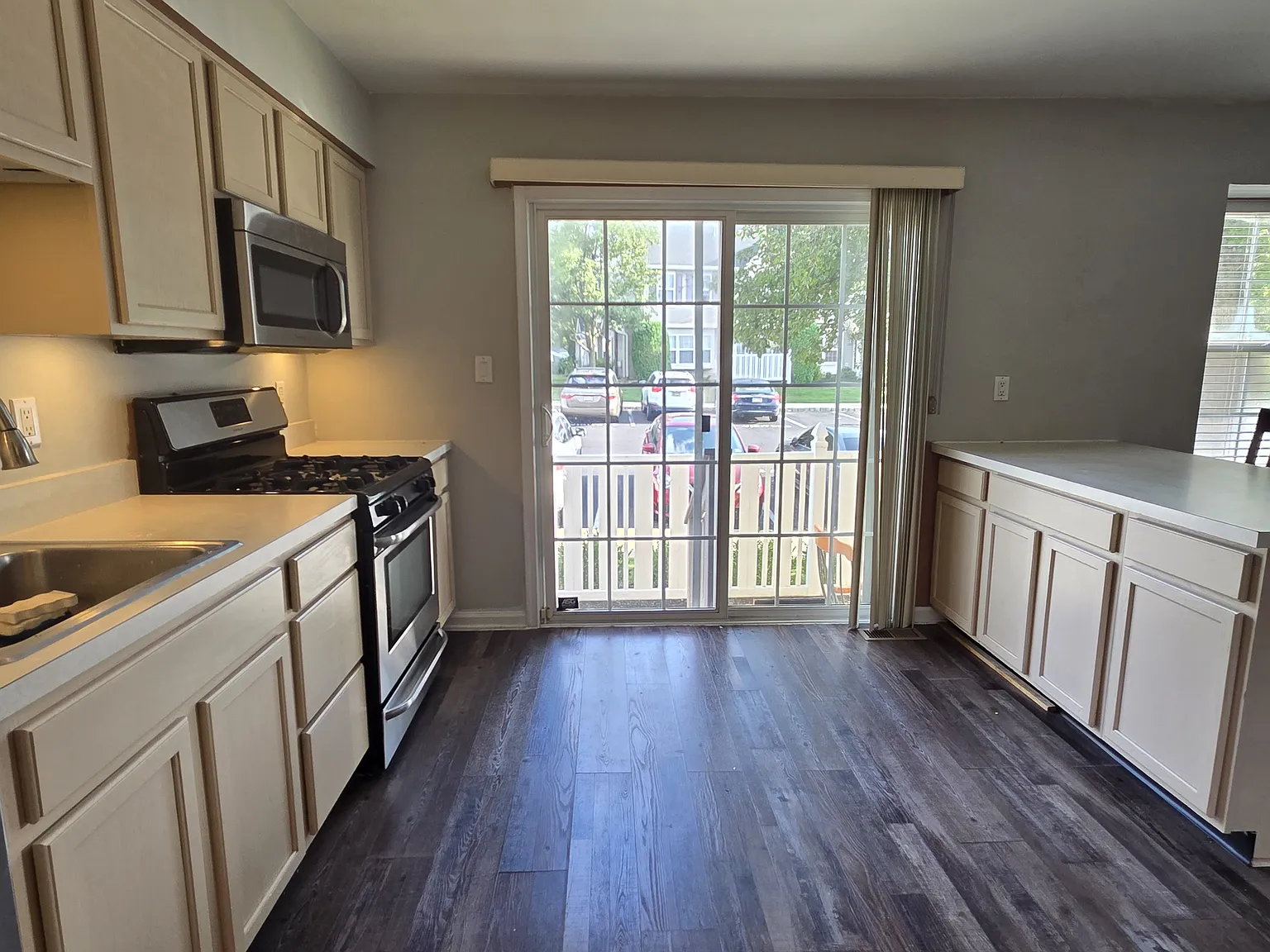 3 bed, 2.5 bath, 1678 sqft, $3,000 — Photo 4