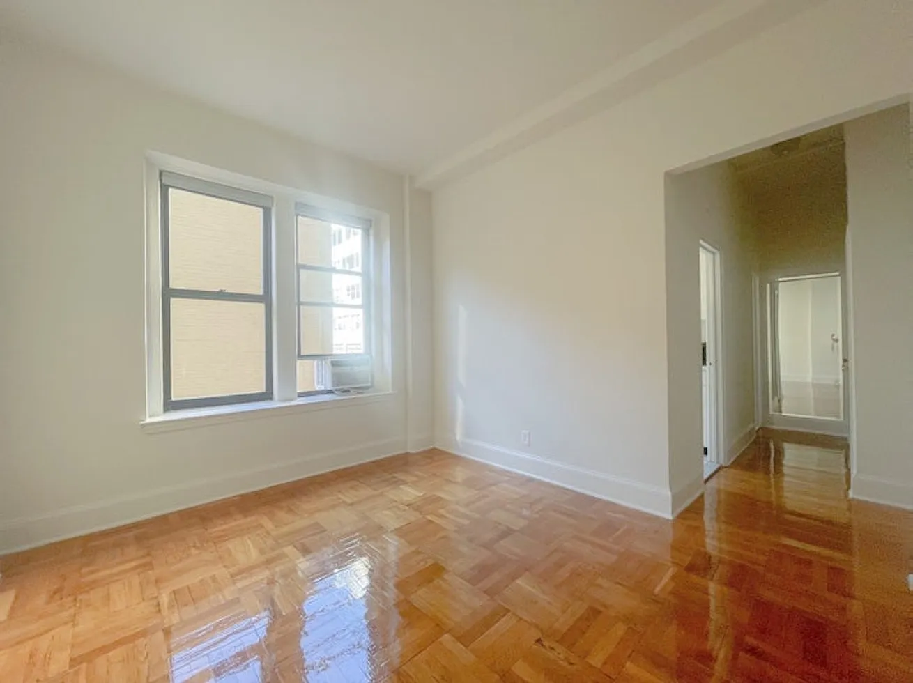 1100 Madison Avenue — Photo 2
