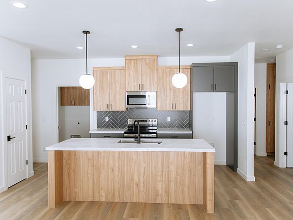 3rd image of 2625 N Prospect Avenue