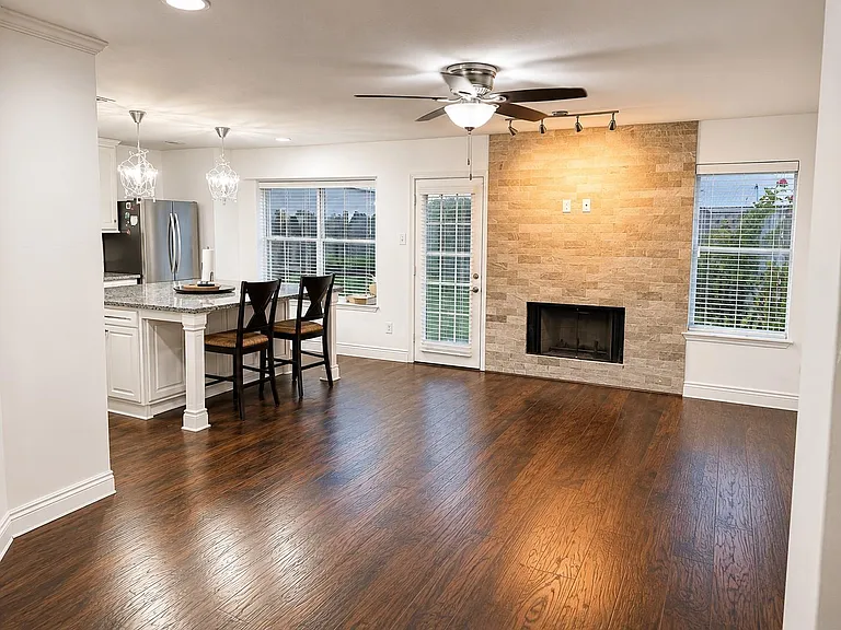 2450 Parkwood Ln — Photo 4