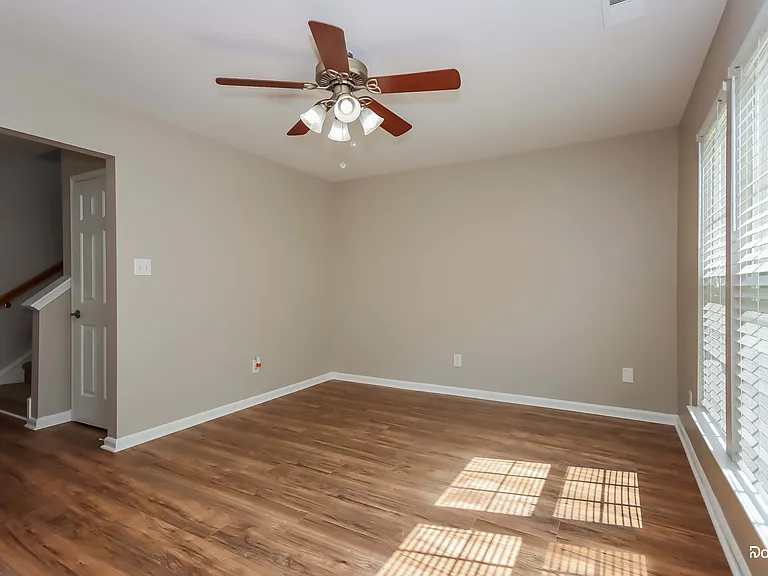 724 Georgie St — Photo 7