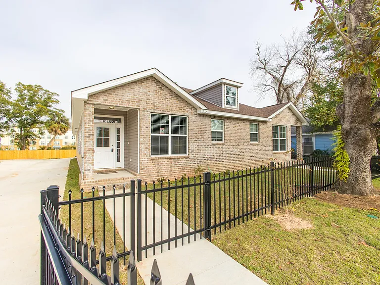 1812 W Gadsden St — Photo 33
