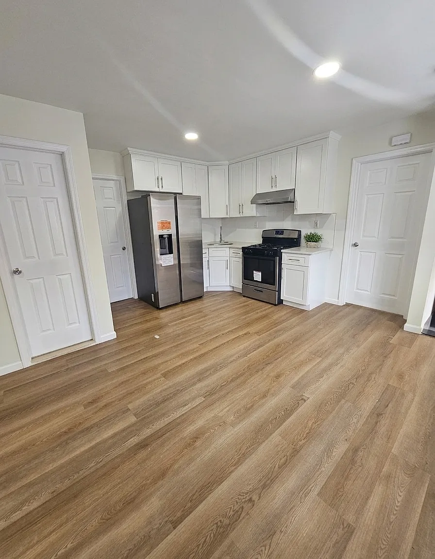 3 bed, 900 sqft, $3,200 — Photo 2
