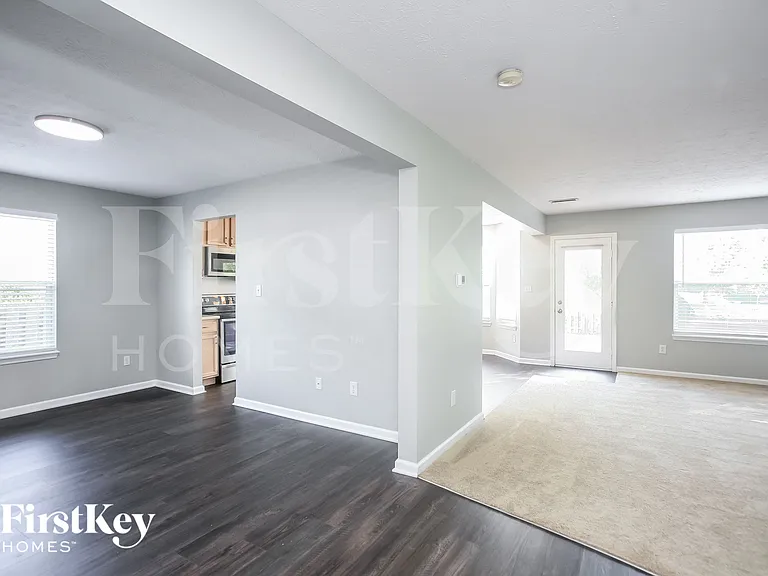 461 E Clear Lake Ln — Photo 4