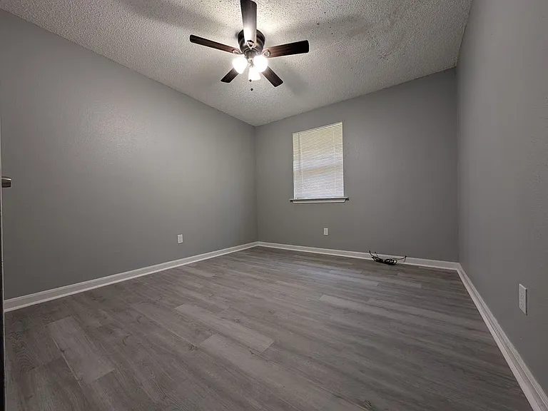 2113 S Sugar Ridge Dr — Photo 2