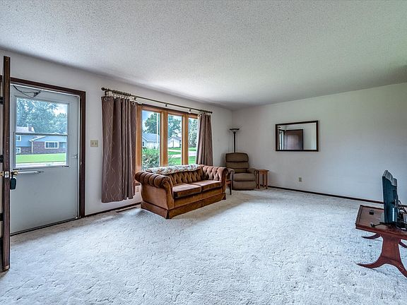 4th image of 105 Linden Dr