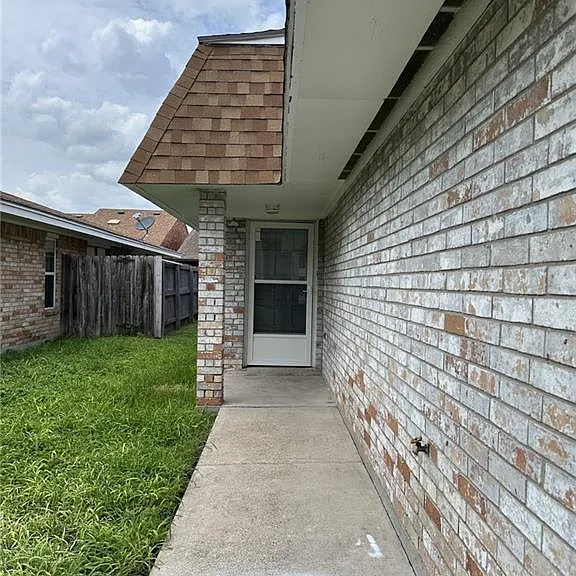 700 W Iris Ave — Photo 1