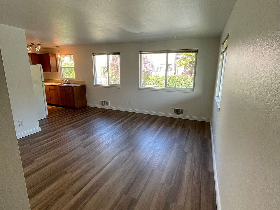 Entry to unit, 580-600 square foot apartment.