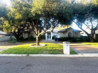 112 Canterbury Ln, Laredo, TX 78041
