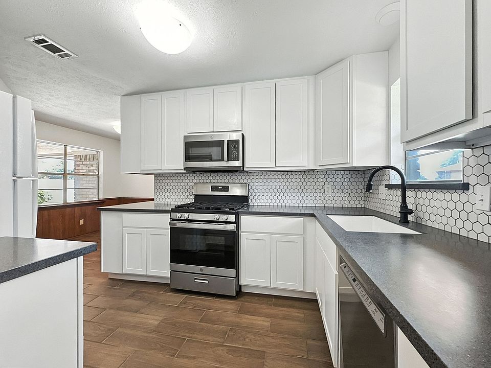 1st image of 2412 Briarwood Dr