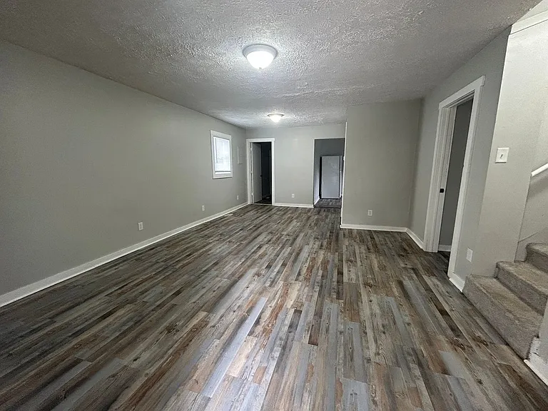 642 N Elm St — Photo 3