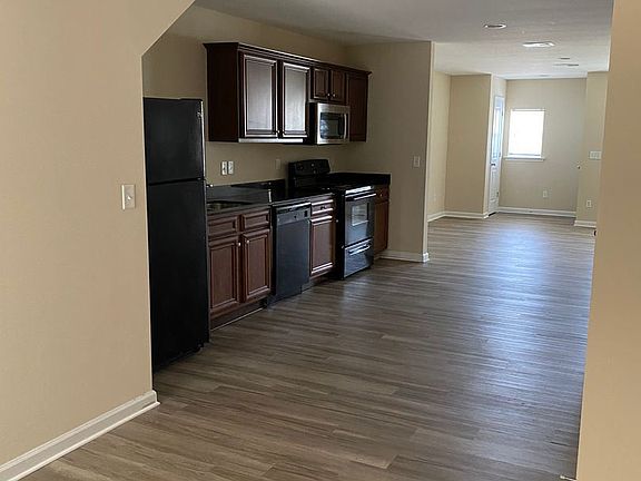 2nd image of 121 Winterberry Ln