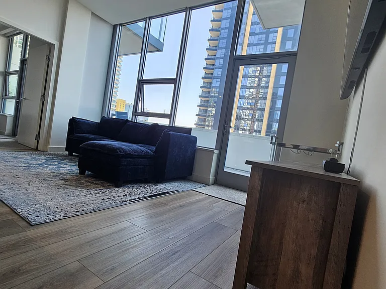 Living Room w/10' ceiling