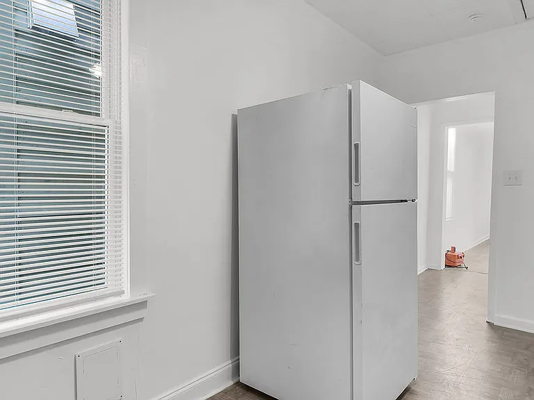612 W 42nd St — Photo 25