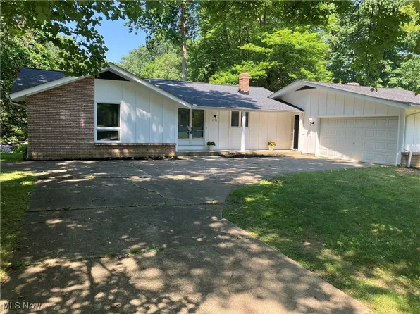 1152 Berwick Ln, South Euclid, OH 44121