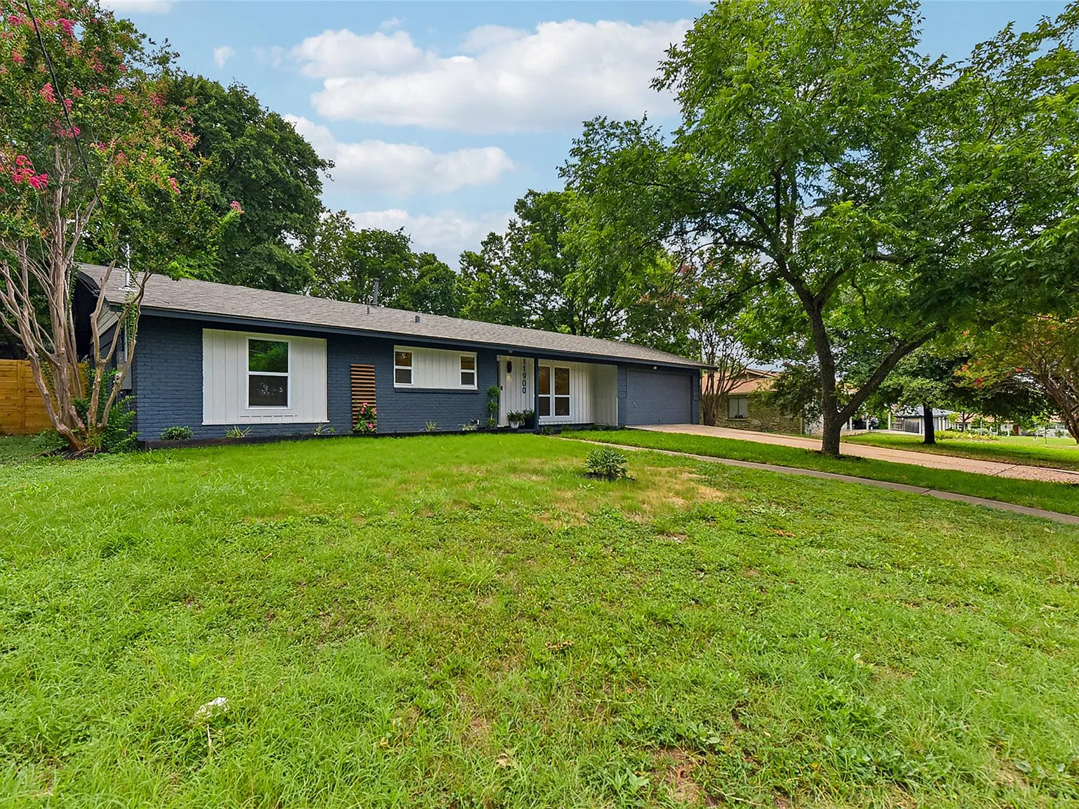 3 bed, 2.0 bath, 1351 sqft, $2,700 — Photo 2