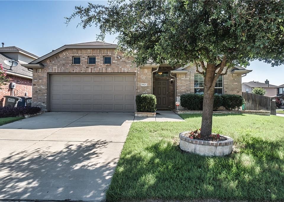 1st image of 1923 Fairway Glen Dr
