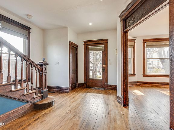5th image of 102 W Maple St