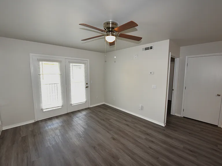 Keystone Crossing Apartment Homes — Photo 13