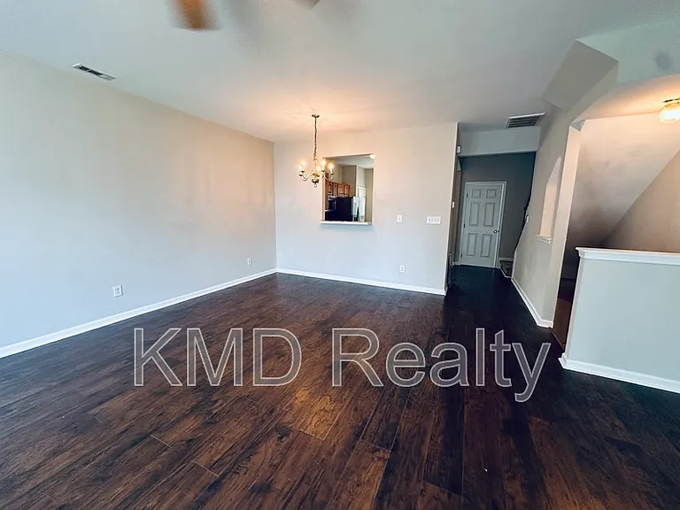 940 Tiger Ln — Photo 5