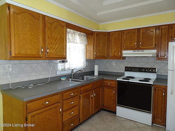 4th image of 11811 Pond Creek Dr