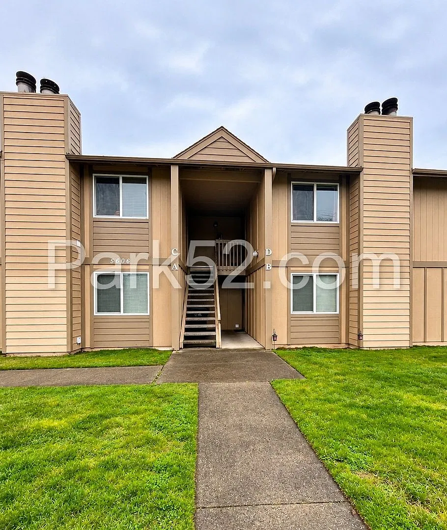 Remodeled 2 Bedroom 1 Bathroom Upper Level Sumner Apartment — Photo 1