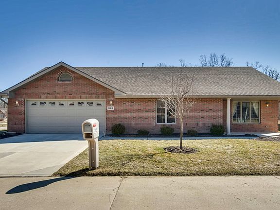 3rd image of 825 Hickory Hl