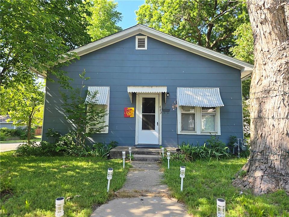 1st image of 422 W 9th St