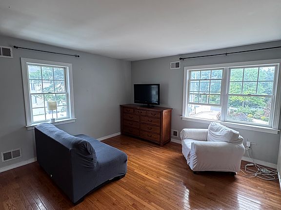 2nd image of 339 Brehaut Ave #2