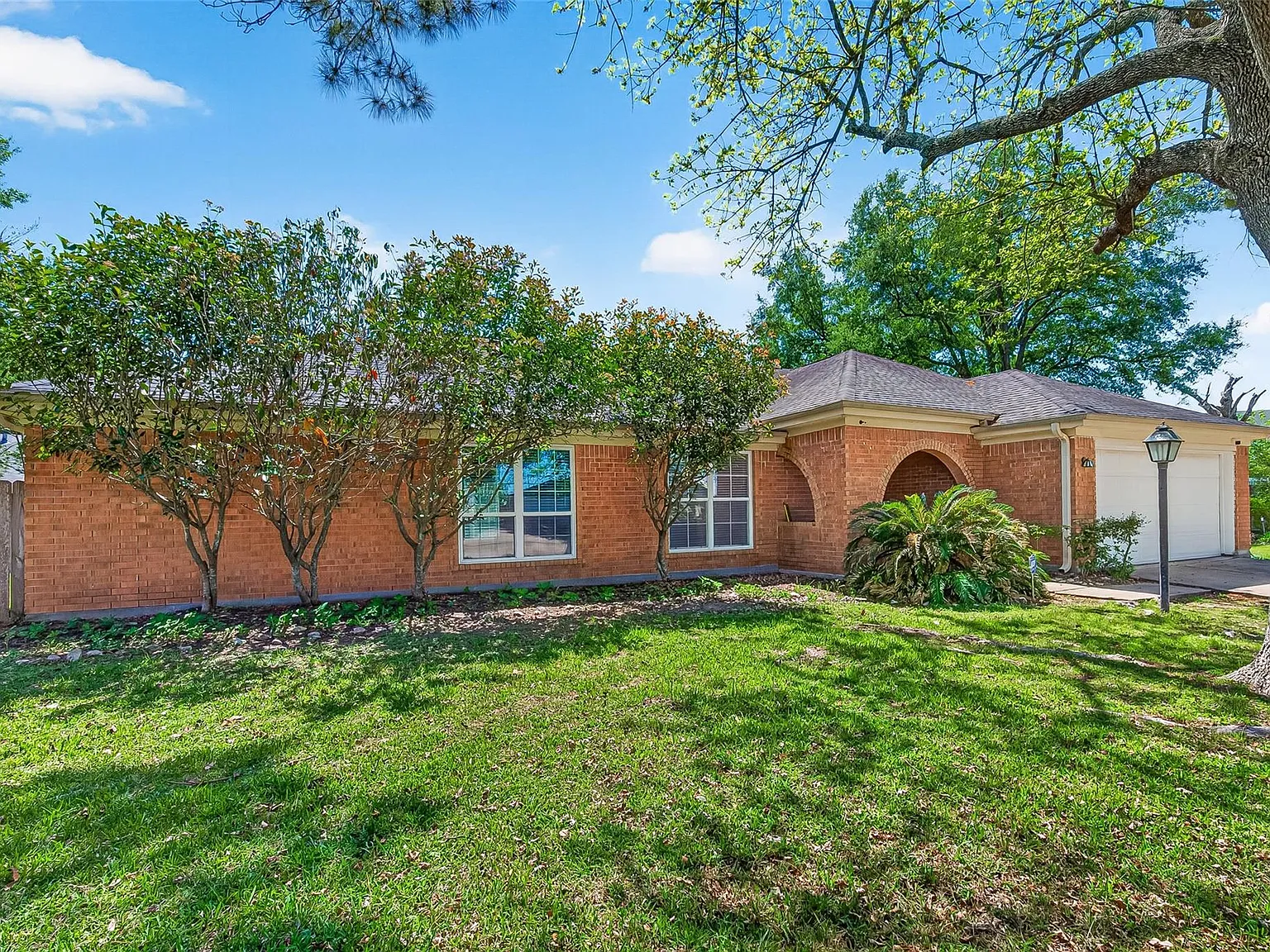 4 bed, 2.0 bath, 2353 sqft, $2,490 — Photo 2