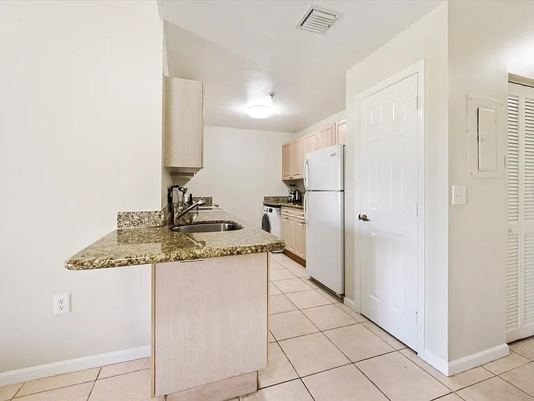2060 Greenview Shores Blvd #308 — Photo 9
