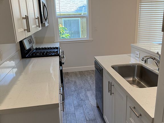 3rd image of 607 N Plymouth Blvd #6