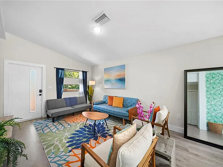 3260 Woodside Ave — Photo 5