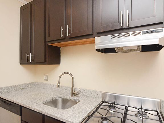 4th image of 4737 N Hermitage Ave #D804