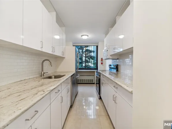 200 Winston Dr APT 121, Cliffside Park, NJ 07010