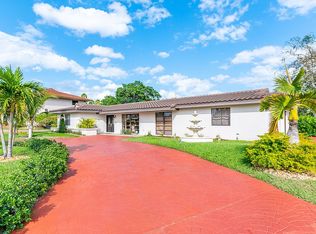 19425 E Saint Andrews Dr, Hialeah, FL 33015