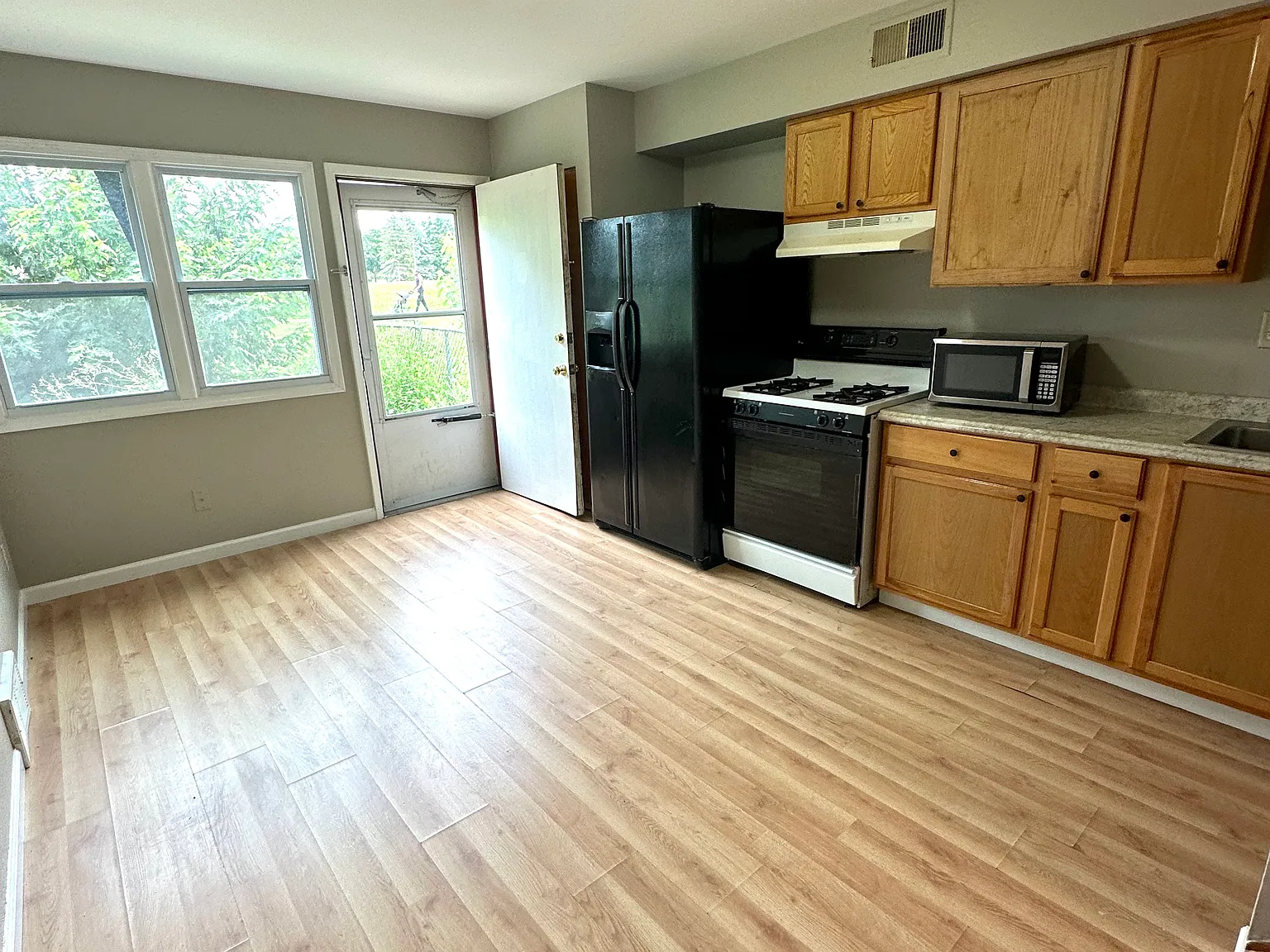 3 bed, 1126 sqft, $1,295 — Photo 4