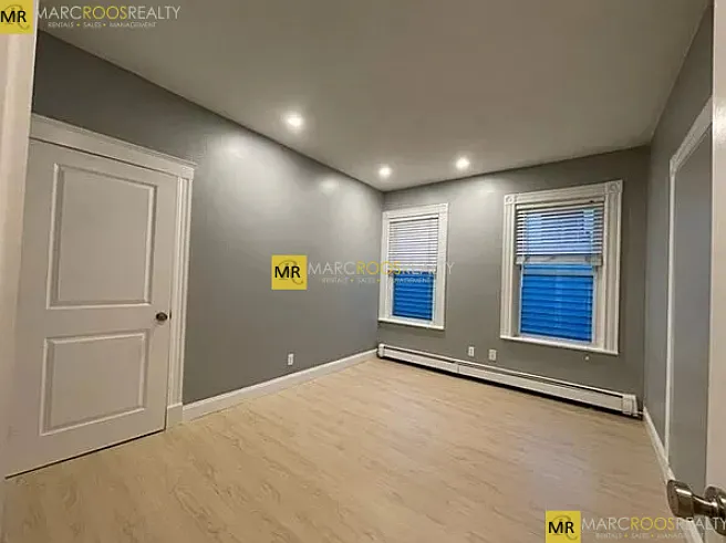 819 E 2nd St #3 — Photo 6