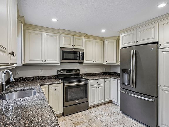 4th image of 35 Davidson Ave