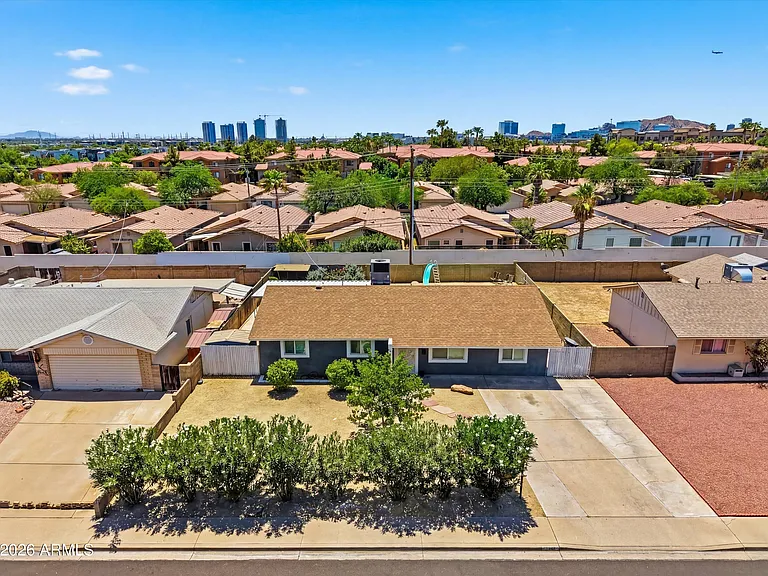 1015 E Marigold Ln — Photo 21