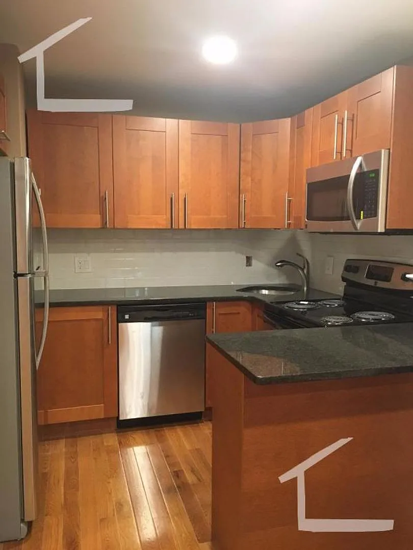 Large Fully Renovated Unit at Kenmore Sq. Walk to BU Campus, Heat /Hot Water Included, Laundry on... — Photo 2