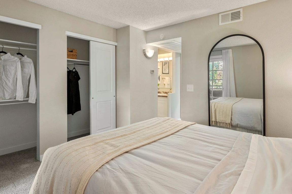 Our spacious closets feature built-in organizers, so you can keep your clothes and accessories neatly stored.