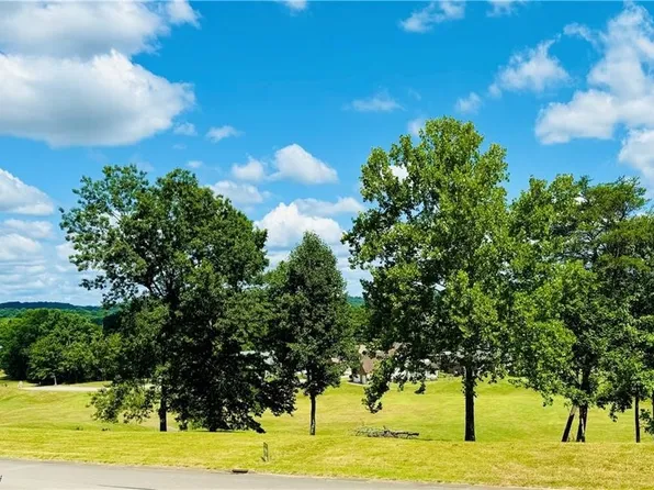 211 & 213 Woodridge Dr, Mineral Wells, WV 26150