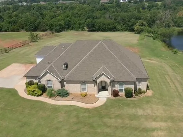 3713 Churchill Rd, Moore, OK 73165