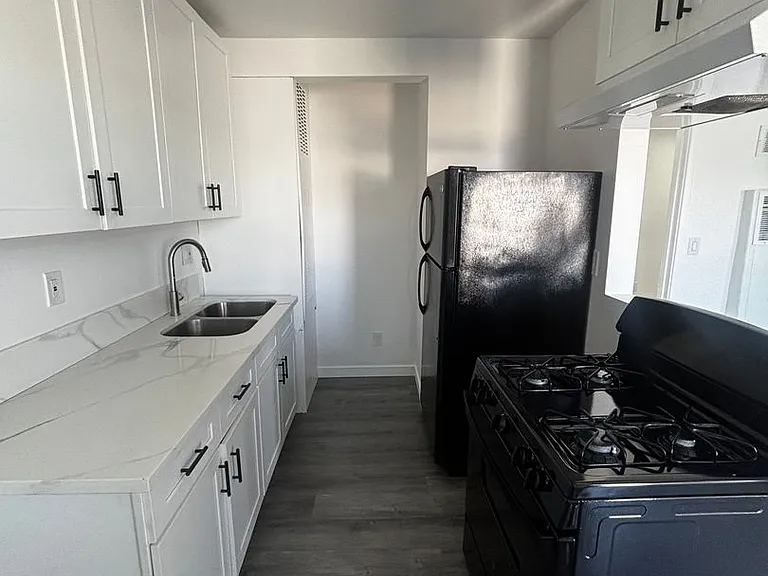 1760 Henderson Ave — Photo 3