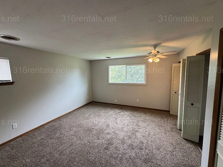 708 Cottonwood Ln — Photo 4