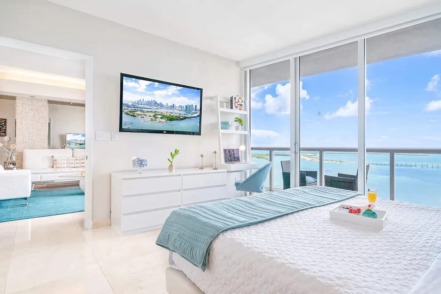 1 bed, 1.0 bath, 947 sqft, $8,540 — Photo 3
