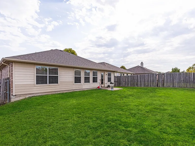 325 Crosscreek Dr — Photo 26